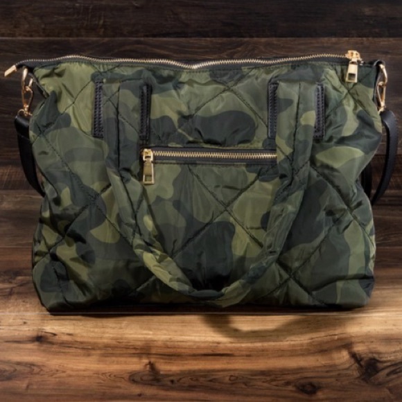 the boutique Handbags - 🔥 RESTOCKED!🔥 Camo Puffer Tote Bag